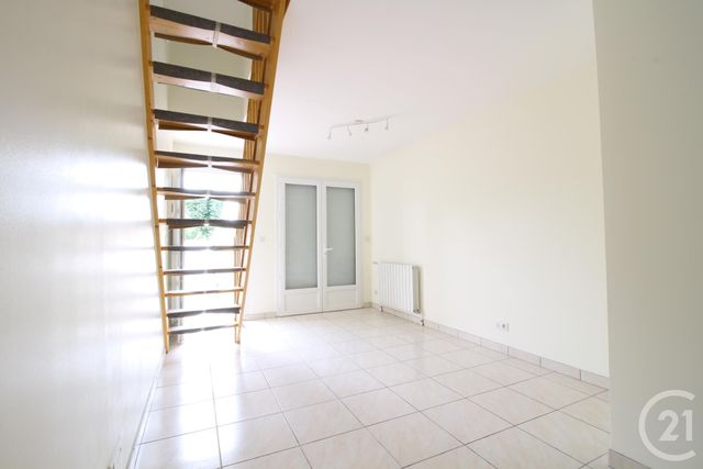 Appartement Duplex à louer - 2 pièces - 25.5 m2 - PRINGY - 77 - ILE-DE-FRANCE - Century 21 Domaine Du Parc