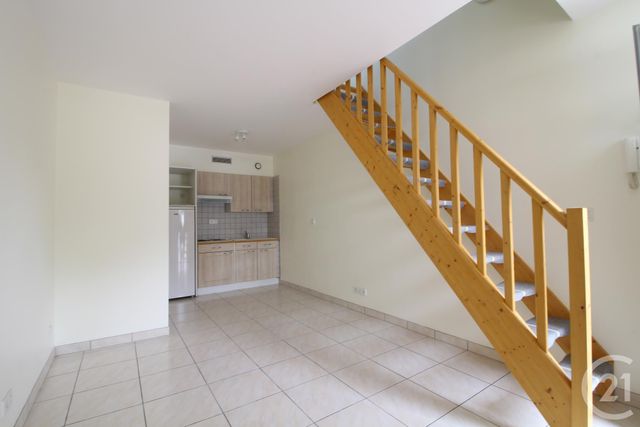 Appartement Duplex à louer - 2 pièces - 25.5 m2 - PRINGY - 77 - ILE-DE-FRANCE - Century 21 Domaine Du Parc