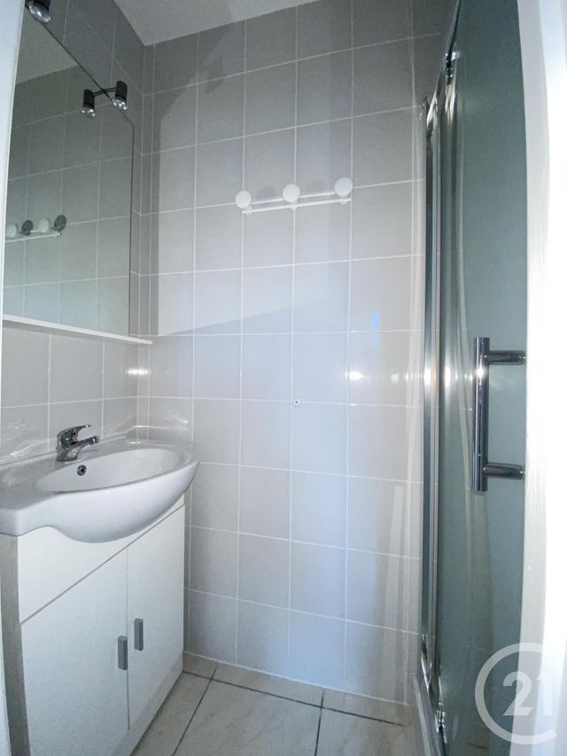 Appartement Duplex à louer - 2 pièces - 25.5 m2 - PRINGY - 77 - ILE-DE-FRANCE - Century 21 Domaine Du Parc