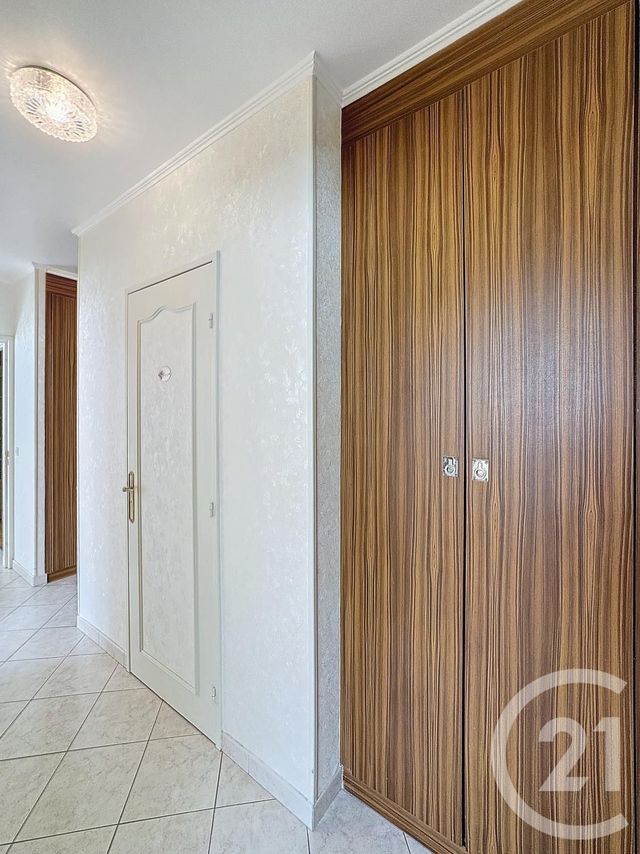 Appartement F5 à louer - 5 pièces - 99.24 m2 - VAUX LE PENIL - 77 - ILE-DE-FRANCE - Century 21 Domaine Du Parc