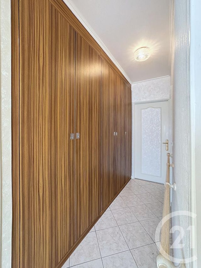 Appartement F5 à louer - 5 pièces - 99.24 m2 - VAUX LE PENIL - 77 - ILE-DE-FRANCE - Century 21 Domaine Du Parc